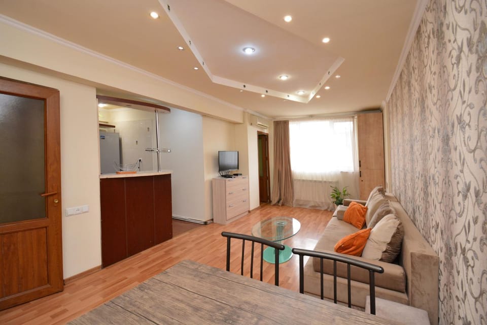 Facade/entrance, TV and multimedia, Living room, Seating area, Dining area