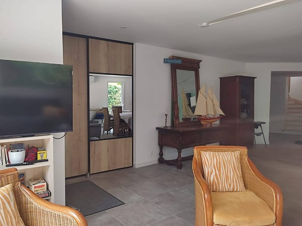 Facade/entrance, TV and multimedia, Living room
