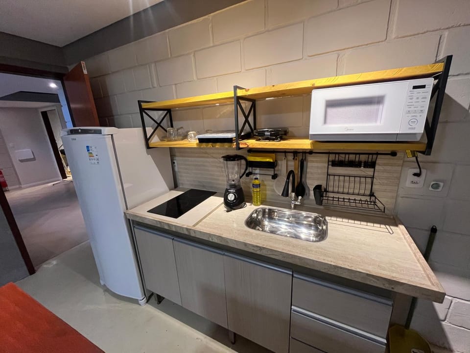 Coffee/tea facilities, Kitchen or kitchenette, stove