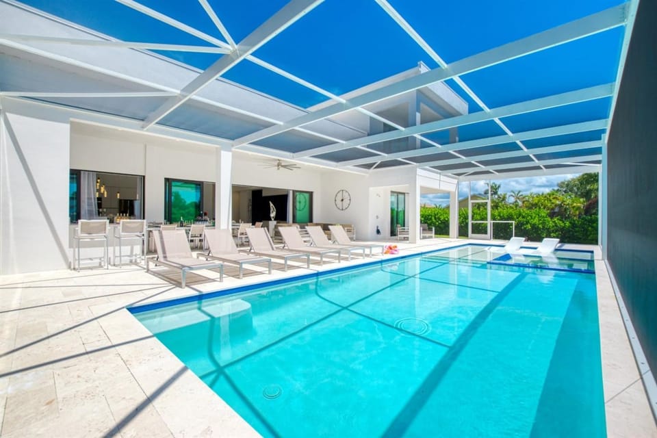 Luxury Gulf Access Escape with Pool, Spa, Dock & Firepit Retreat - Villa Sogno - Roelens House in Cape Coral