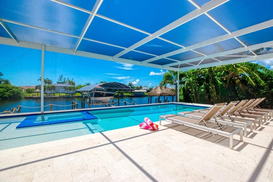 Luxury Gulf Access Escape with Pool, Spa, Dock & Firepit Retreat - Villa Sogno - Roelens House in Cape Coral