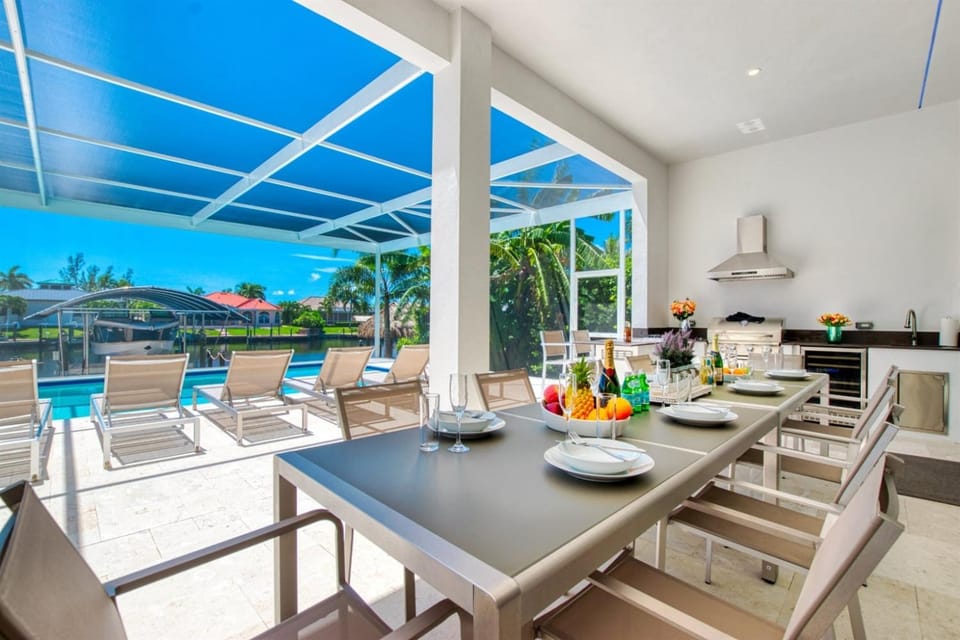 Luxury Gulf Access Escape with Pool, Spa, Dock & Firepit Retreat - Villa Sogno - Roelens House in Cape Coral