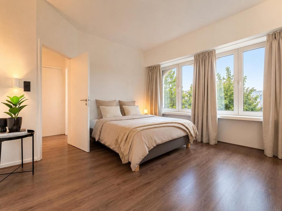 2 Bedroom Apartment for Families and Business, Tram and Bus in Front Apartment in Antwerp