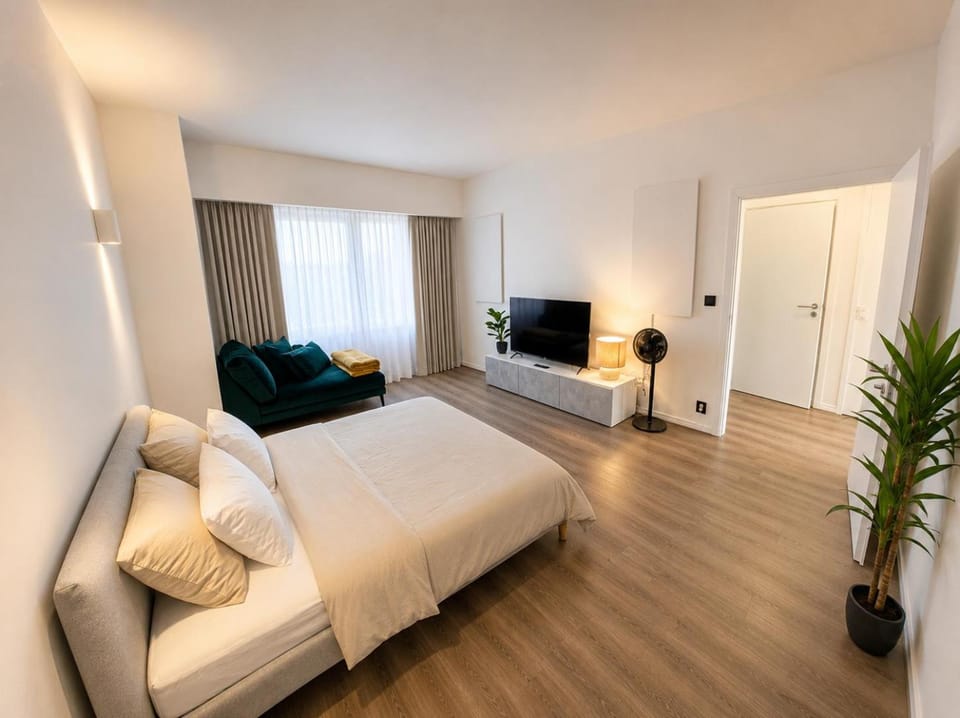 Bed, TV and multimedia, Photo of the whole room, Seating area, Bedroom