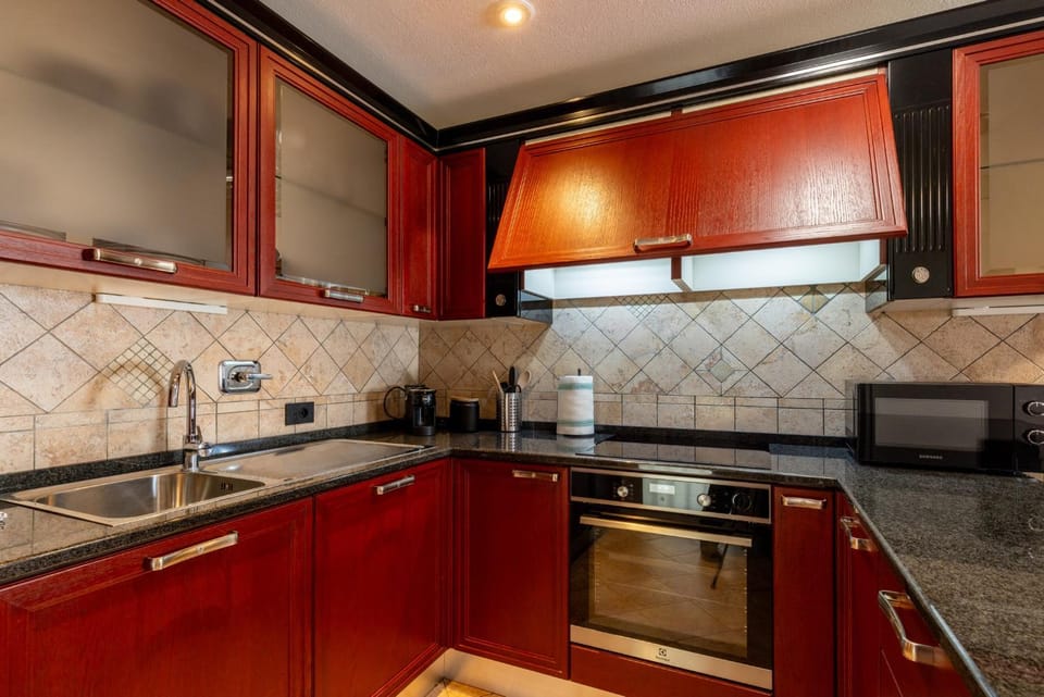 Kitchen or kitchenette, dishwasher, stove