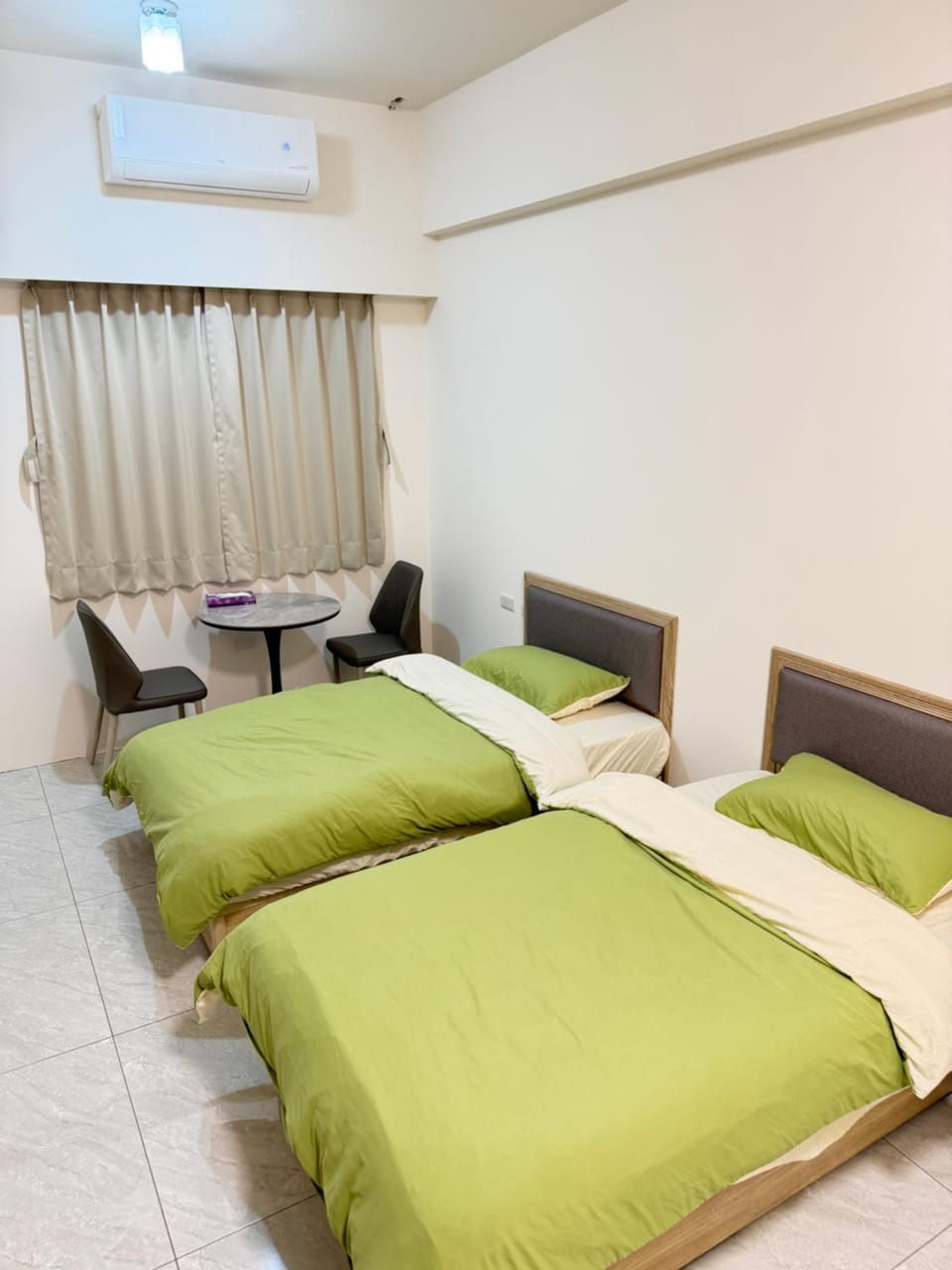 Bed, Photo of the whole room, Seating area, Bedroom, air conditioner