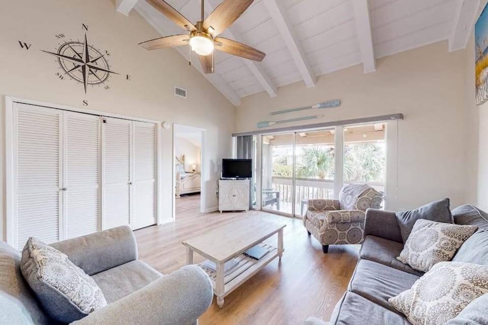 Vibrant condo with private beach access pool balcony & washer & dryer House in Destin