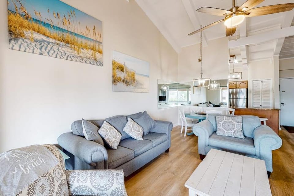 Vibrant condo with private beach access pool balcony & washer & dryer House in Destin