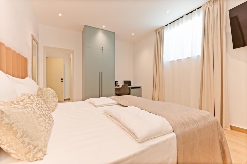 Bed, TV and multimedia, Photo of the whole room, Bedroom