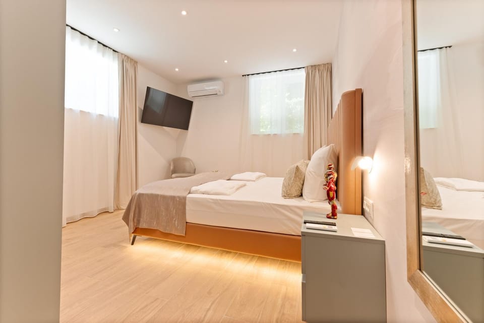 Bed, TV and multimedia, Photo of the whole room, Bedroom