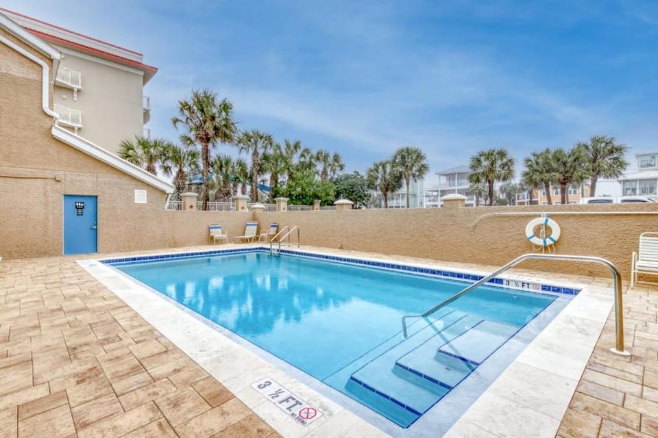 2nd Floor Condo Many Amenities Beach Access Beach Equipment Included House in Destin