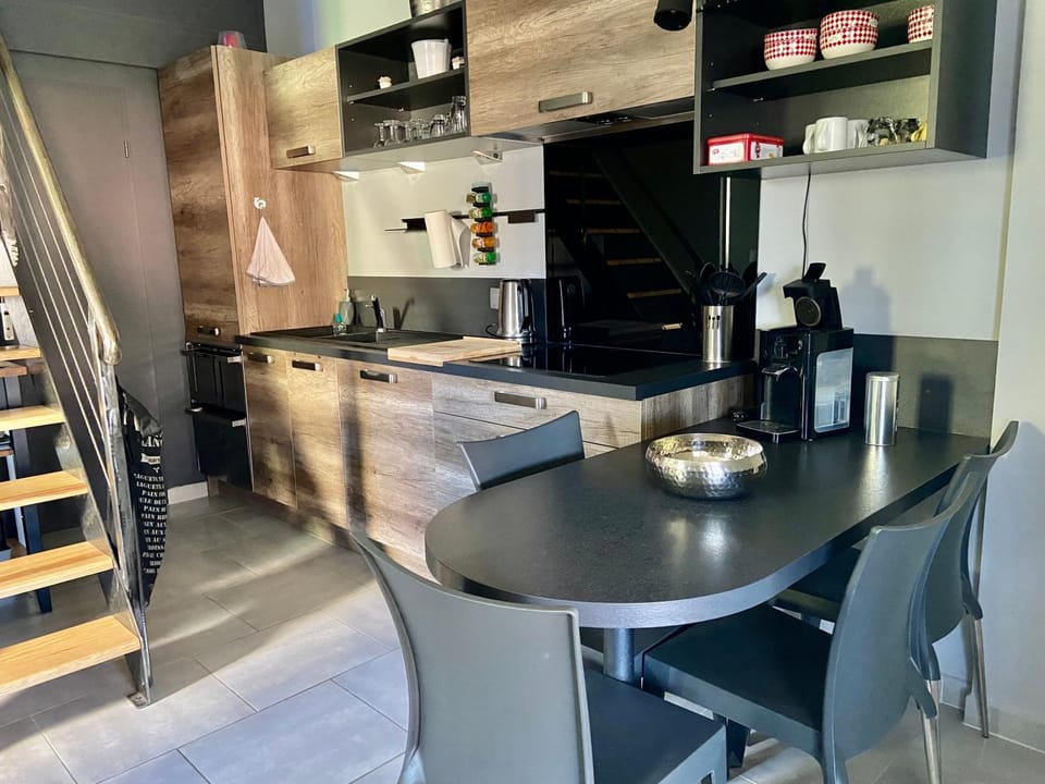 Property building, Kitchen or kitchenette, Living room