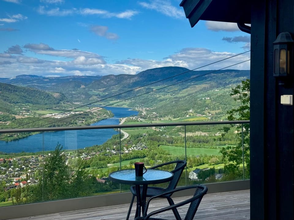 View (from property/room), Balcony/Terrace, Landmark view, Mountain view, River view