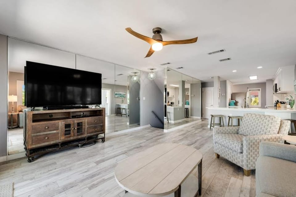 Bayfront multi-level townhome with balcony boat dock AC & fast WiFi House in Destin