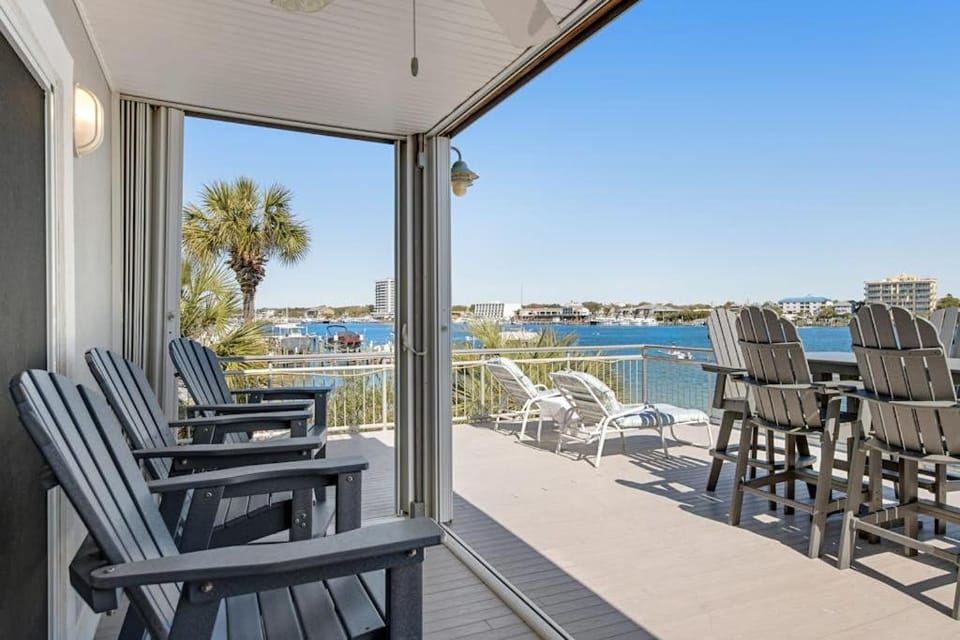 Bayfront multi-level townhome with balcony boat dock AC & fast WiFi House in Destin