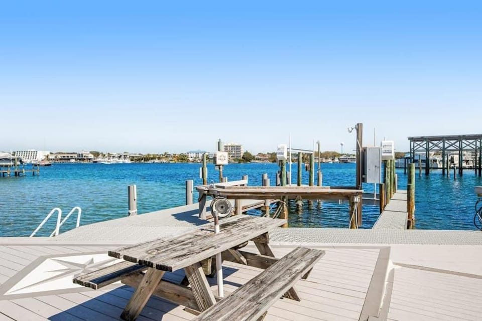 Bayfront multi-level townhome with balcony boat dock AC & fast WiFi House in Destin
