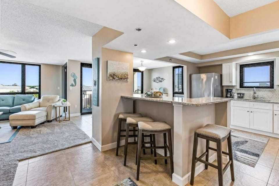 Fourth-floor condo with Gulf views outdoor pool & tennis court House in Destin