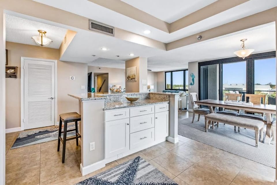Fourth-floor condo with Gulf views outdoor pool & tennis court House in Destin