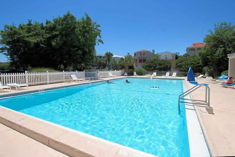 Fourth-floor condo with Gulf views outdoor pool & tennis court House in Destin