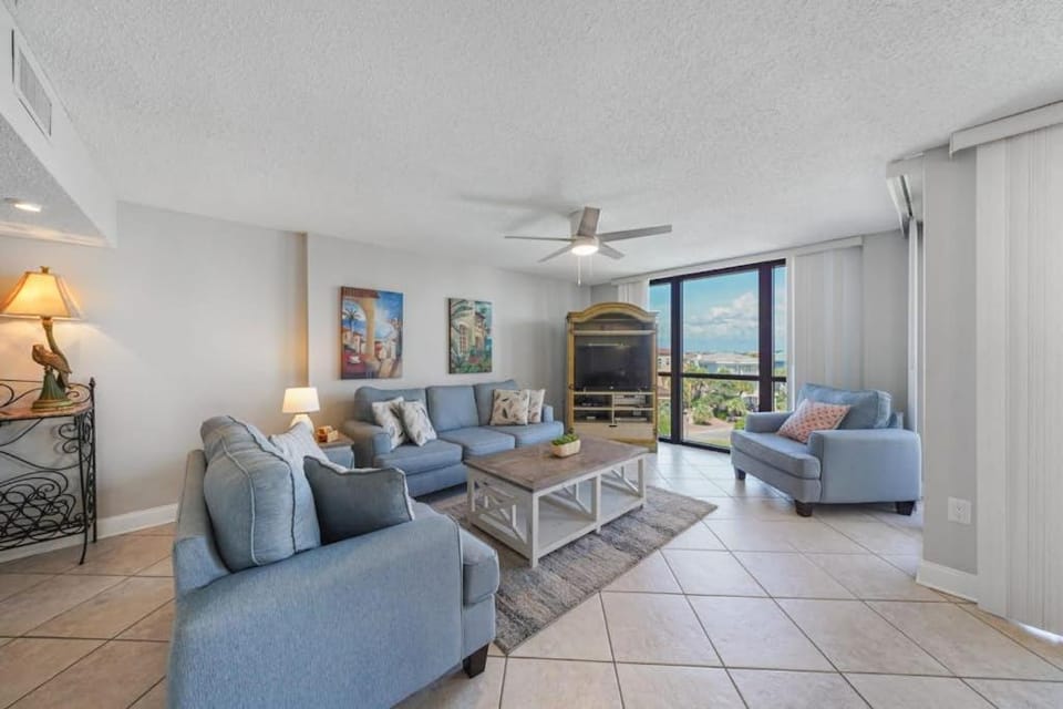 Renovated 5th-Floor Condo w Private Beach Balcony Shared Pool Clubhouse & Tennis House in Destin