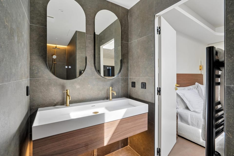 Bed, Bathroom, Photo of the whole room, Bedroom, towels