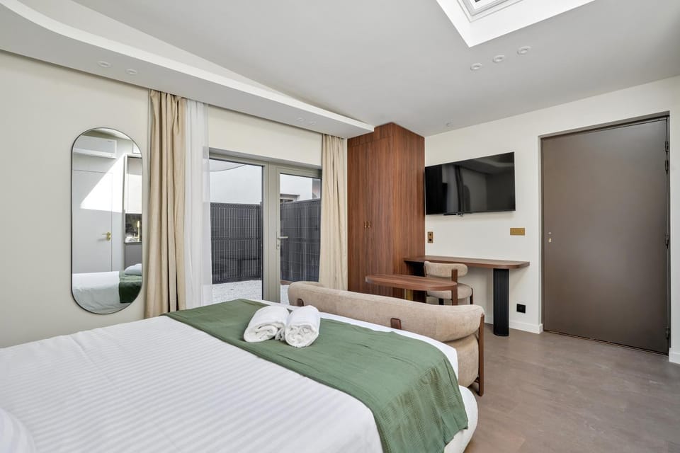 Communal lounge/ TV room, Bed, TV and multimedia, Photo of the whole room, Bedroom, towels, wardrobe, air conditioner