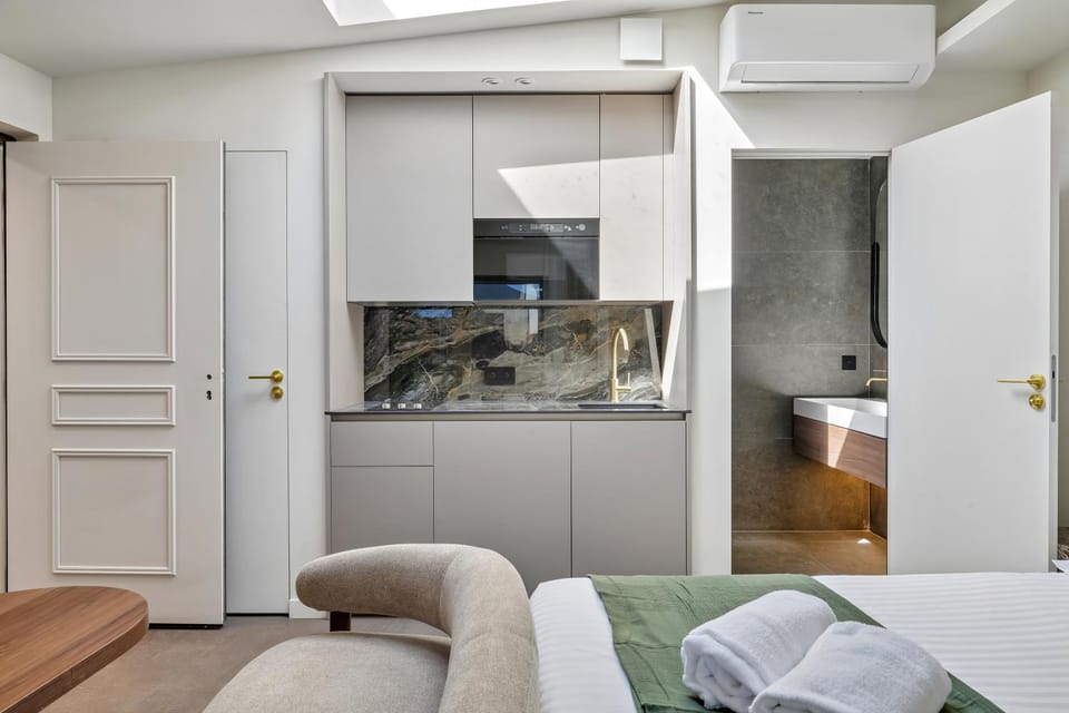 Bed, Bathroom, Kitchen or kitchenette, Photo of the whole room, Bedroom, towels, wardrobe