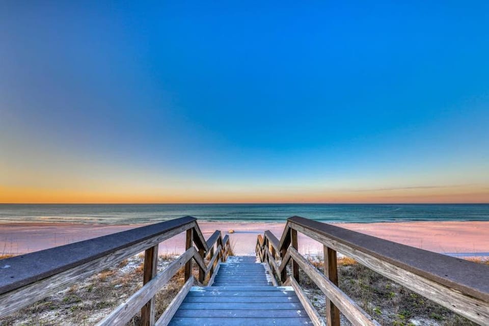 Warm welcoming condo with outdoor pool & clubhouse - short stroll to beach House in Destin