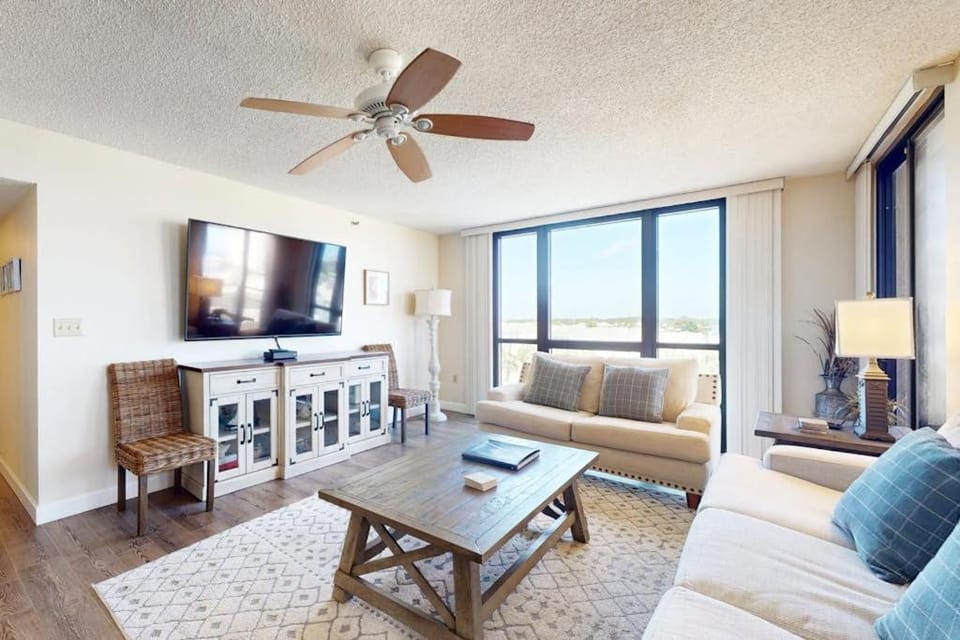 Warm welcoming condo with outdoor pool & clubhouse - short stroll to beach House in Destin