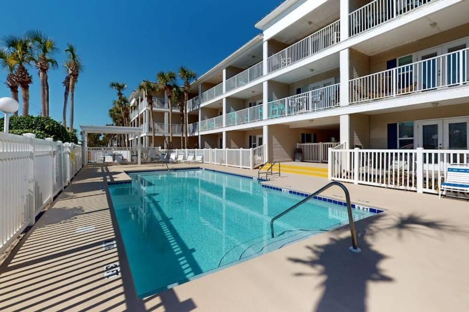 Lovely condo near the beach with a pool hot tub central AC & W&D House in Destin