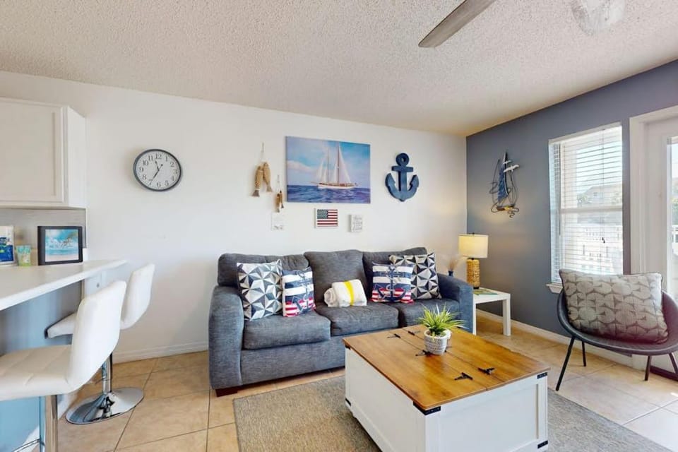 Lovely condo near the beach with a pool hot tub central AC & W&D House in Destin