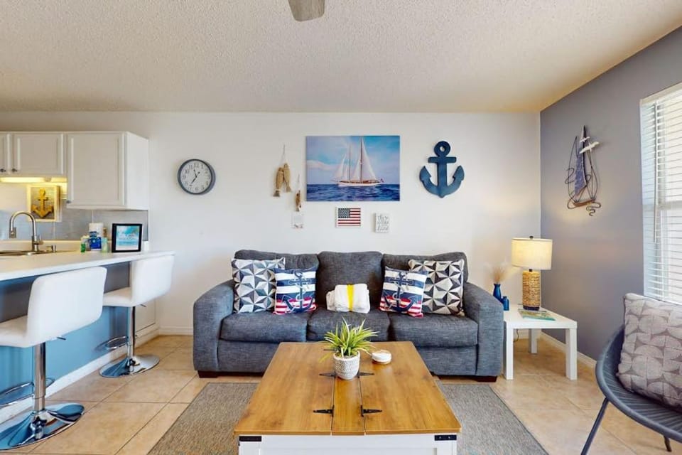 Lovely condo near the beach with a pool hot tub central AC & W&D House in Destin