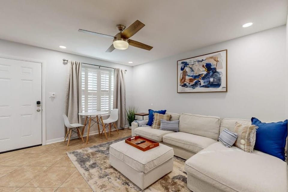 Coastal condo in a great location with balcony open interior washer & dryer & AC House in Destin