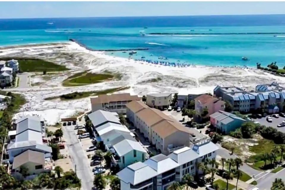 Coastal condo in a great location with balcony open interior washer & dryer & AC House in Destin