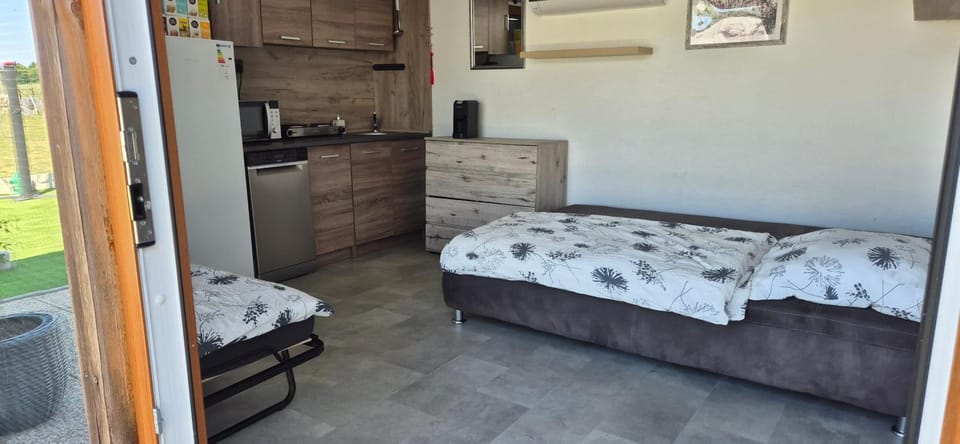 Bed, Kitchen or kitchenette, Bedroom