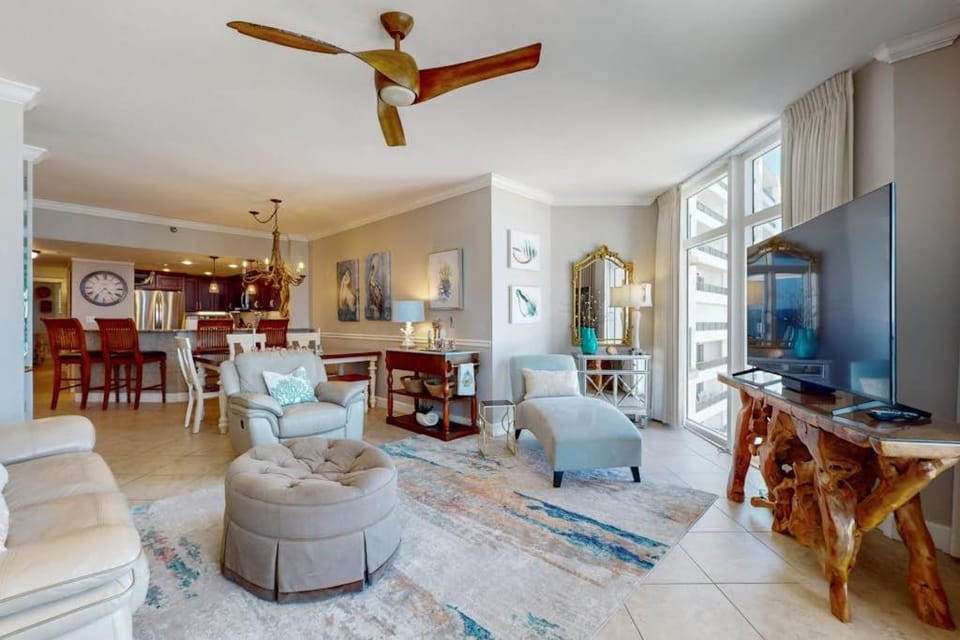 Gorgeous & cozy beachfront condo with pool & beach access House in Destin