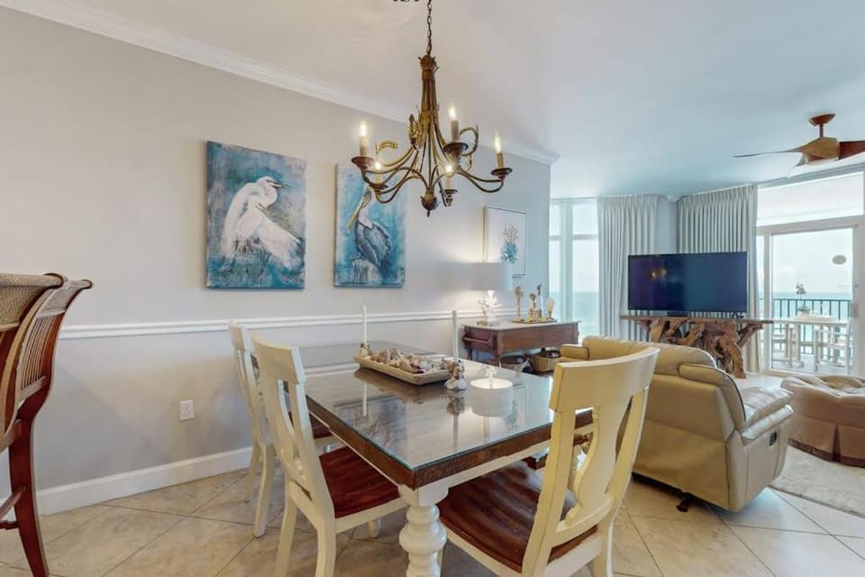 Gorgeous & cozy beachfront condo with pool & beach access House in Destin