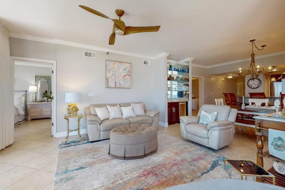 Gorgeous & cozy beachfront condo with pool & beach access House in Destin
