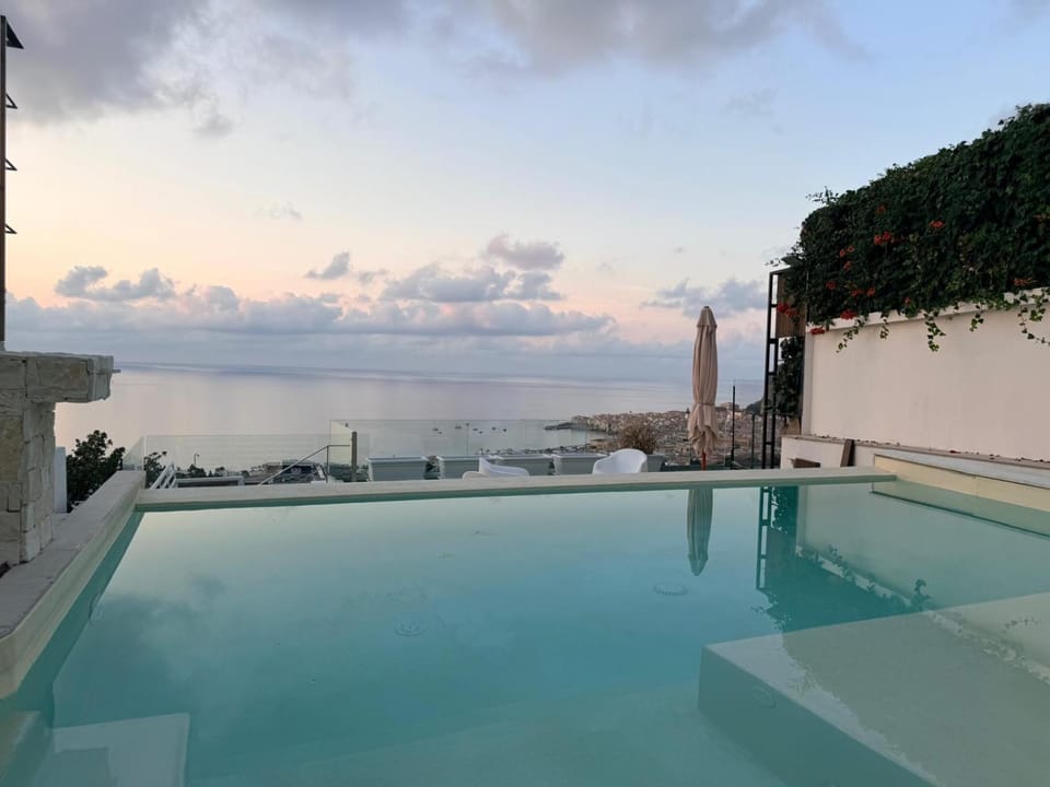 Natural landscape, View (from property/room), Balcony/Terrace, Pool view, Sea view, Swimming pool, sunbed
