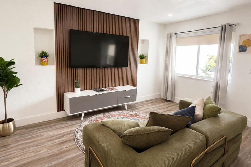 Cozy Private Triple Room in Design District Miami Bed and Breakfast in Miami