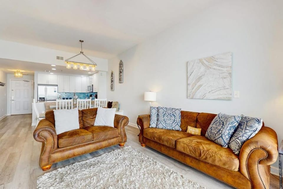Beautiful and spacious condo with shared pool & beach access House in Miramar Beach