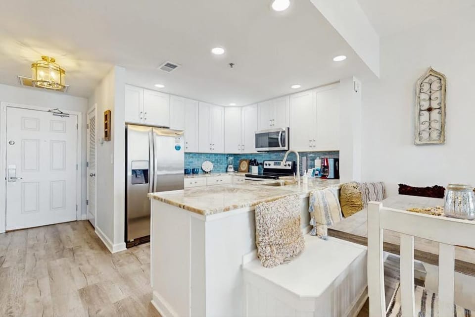 Beautiful and spacious condo with shared pool & beach access House in Miramar Beach