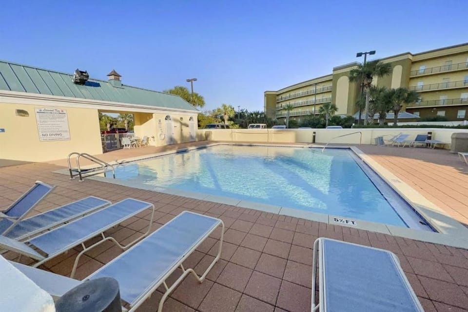 Beautiful and spacious condo with shared pool & beach access House in Miramar Beach