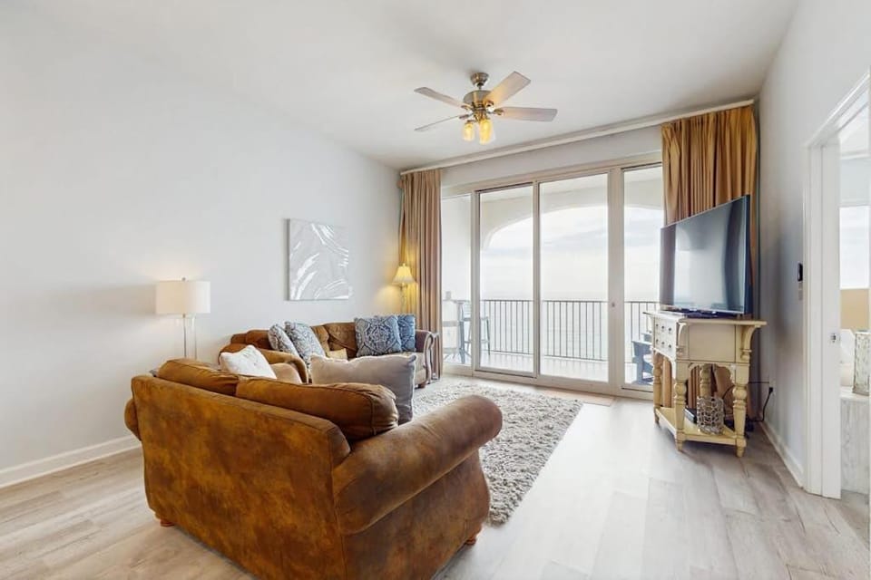 Beautiful and spacious condo with shared pool & beach access House in Miramar Beach