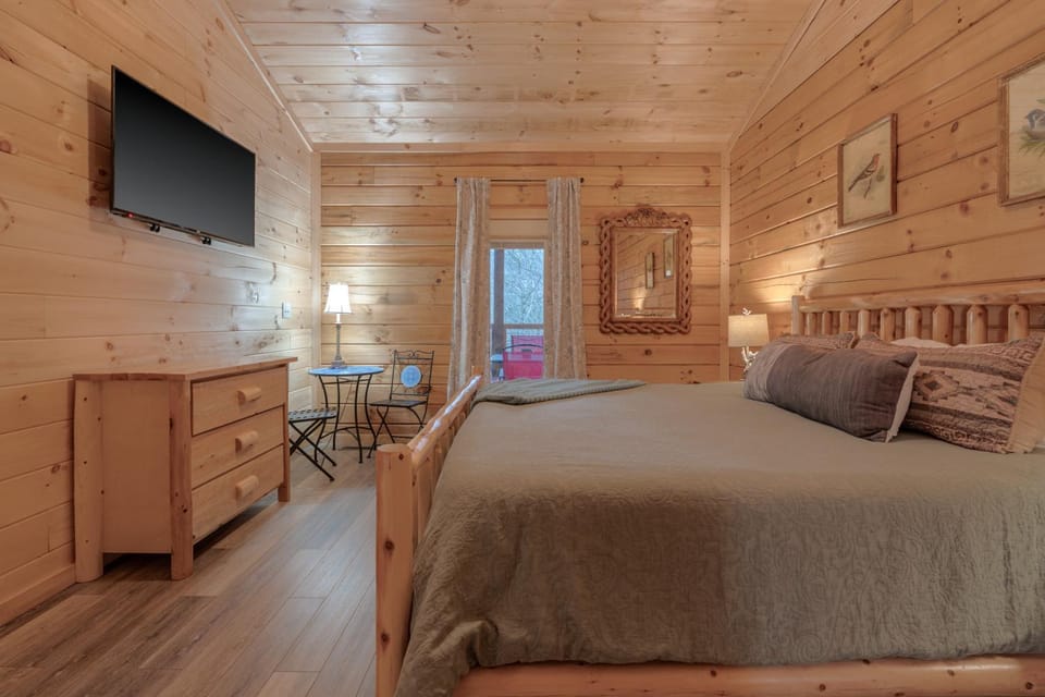 44 Pet Friendly, Free Tickets to Dollywood, Pool Table, Resort Pool, Hot Tub Chalet in Gatlinburg