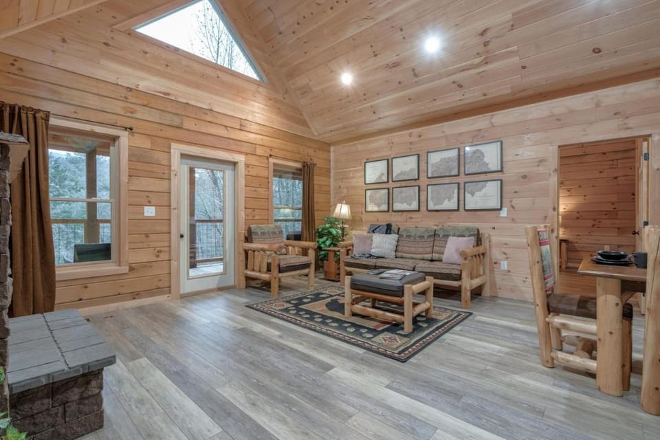 44 Pet Friendly, Free Tickets to Dollywood, Pool Table, Resort Pool, Hot Tub House in Gatlinburg