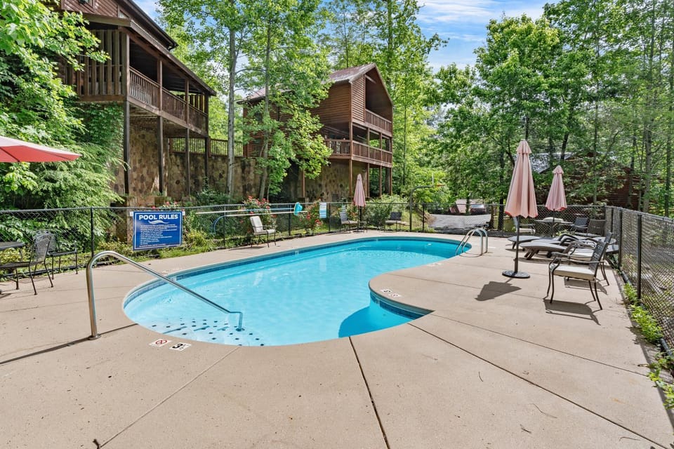 44 Pet Friendly, Free Tickets to Dollywood, Pool Table, Resort Pool, Hot Tub Chalet in Gatlinburg