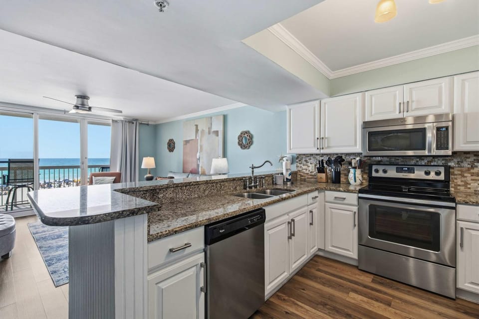 Gulf-front condo with balcony beach access pool & hot tub House in Destin