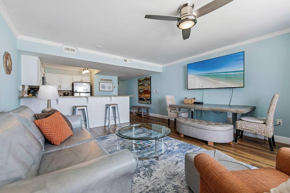 Gulf-front condo with balcony beach access pool & hot tub House in Destin