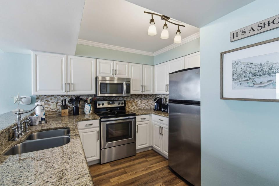 Gulf-front condo with balcony beach access pool & hot tub House in Destin